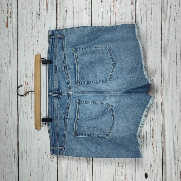 Good American Plus Size Good Curve Denim Shorts - Picture 9 of 14